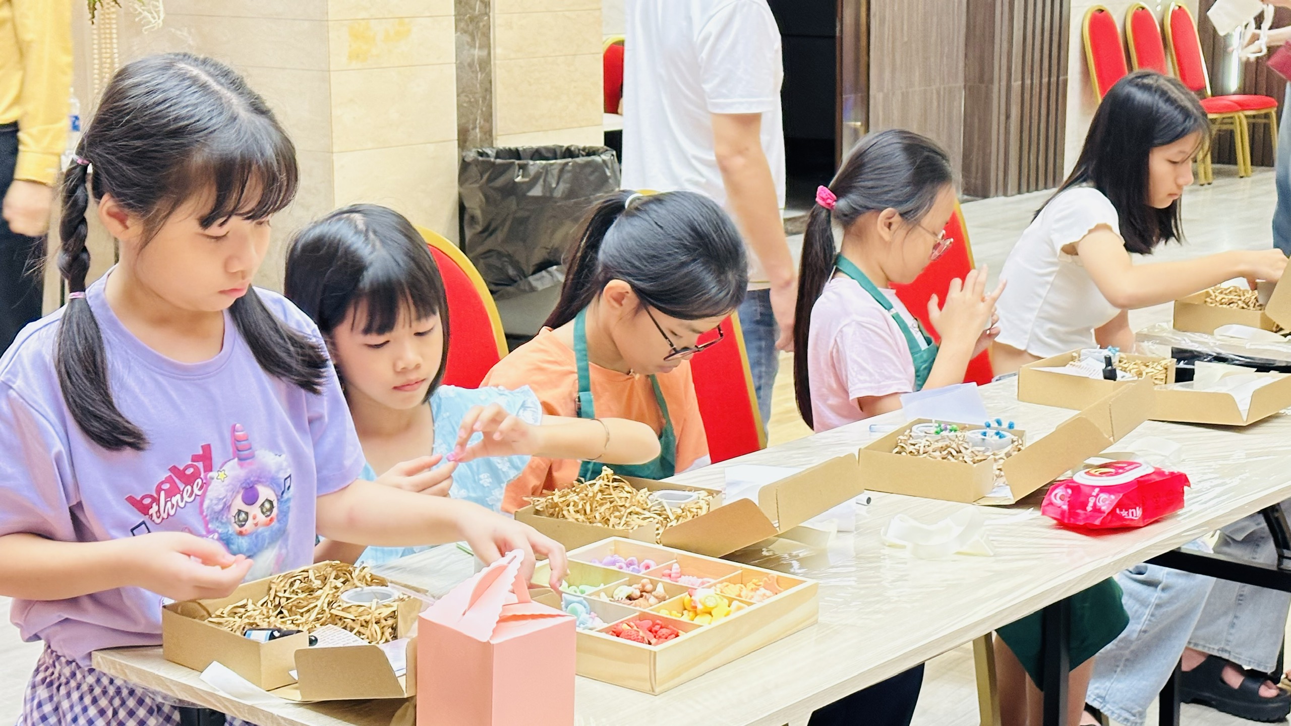 Các em thiếu nhi trải nghiệm làm bánh Cupcake