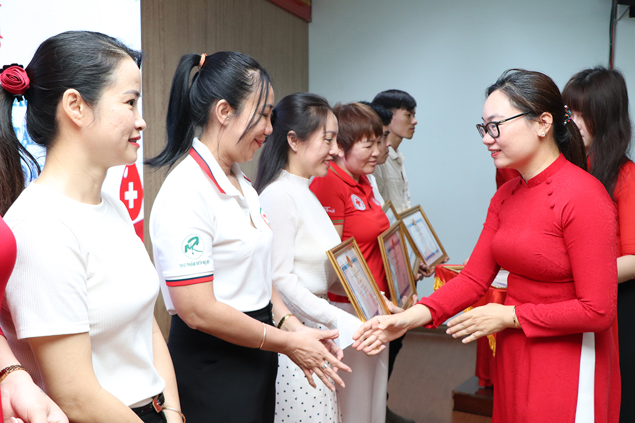 Bà Lê Thị Lệ Quyên, Chủ tịch Hội Chữ thập đỏ phường 8 trao Giấy khen đến các cá nhân có thành tích hiến máu tình nguyện từ 5 lần trở lên.