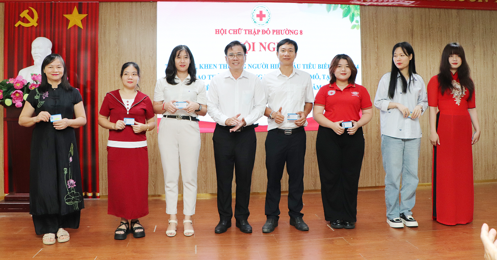 Ông Trần Văn Phức, Phó Chủ tịch UBND phường 8 trao Thẻ đăng ký hiến mô, tạng đến các tình nguyện viên.