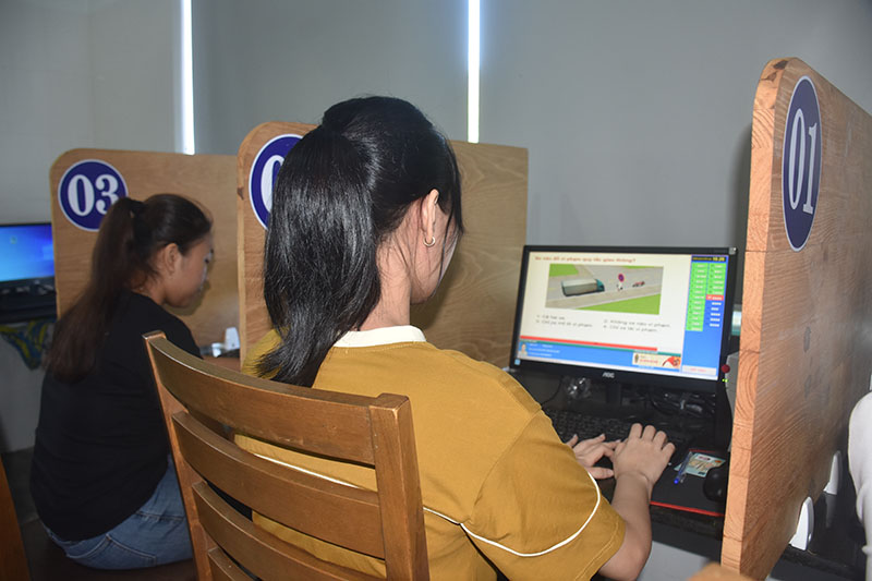 Các thí sinh tham gia thi lý thuyết. 