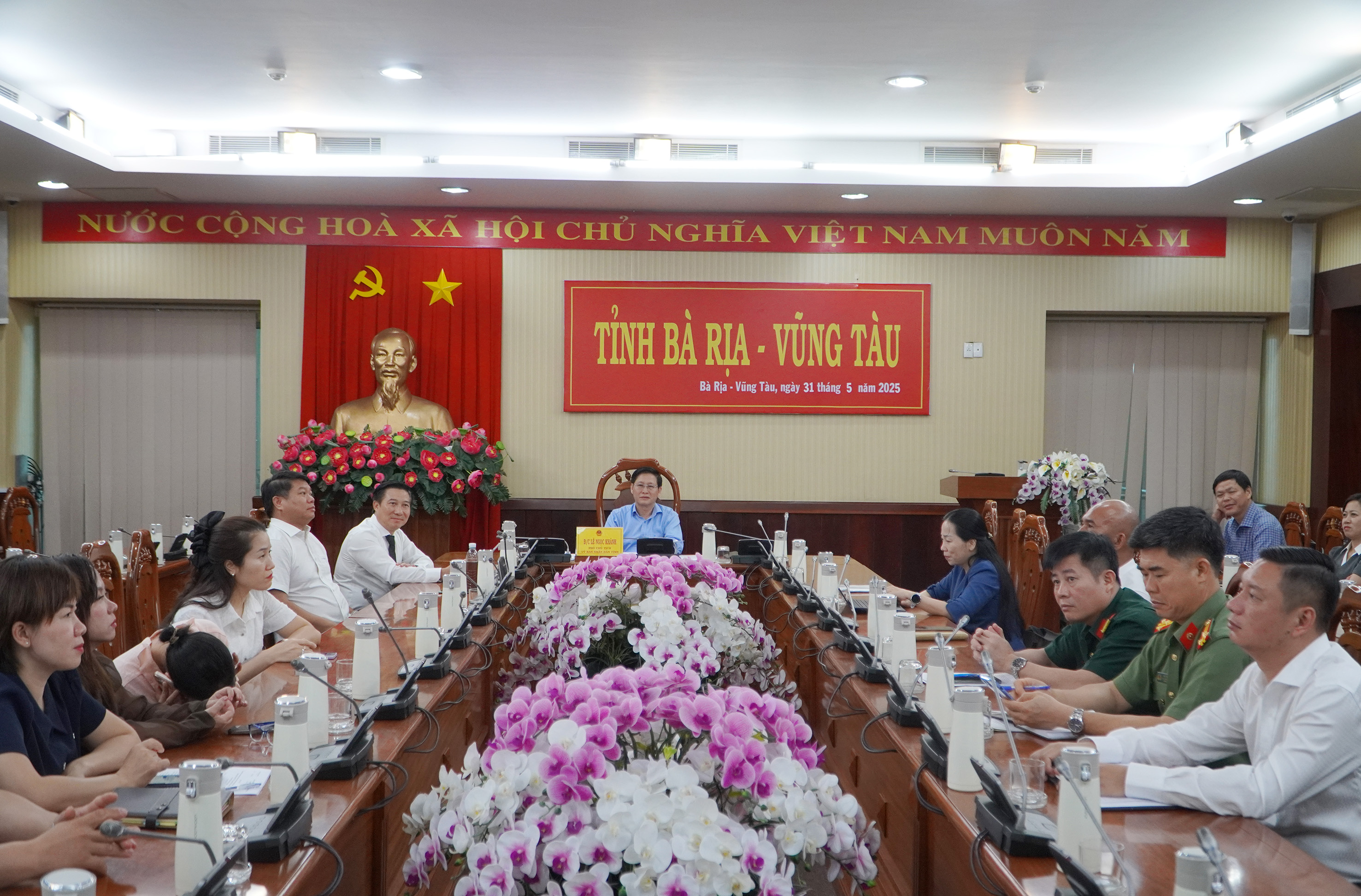 Ông Lê Ngọc Khánh, Phó Chủ tịch UBND tỉnh và lãnh đạo các sở, ngành, hiệp hội, DN tham dự tọa đàm tại điểm cầu tỉnh Bà Rịa-Vũng Tàu.