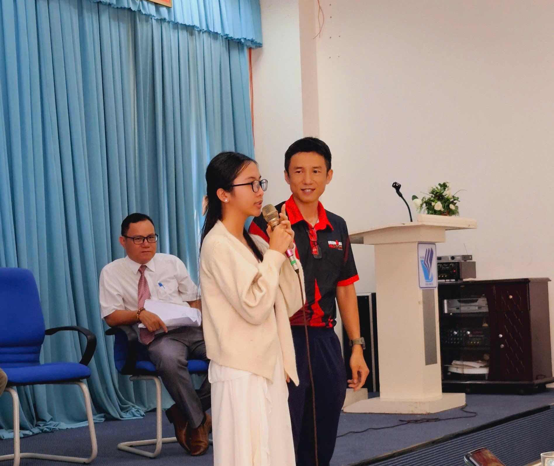 Các bạn trẻ giao lưu cùng diễn giả trong chương trình.