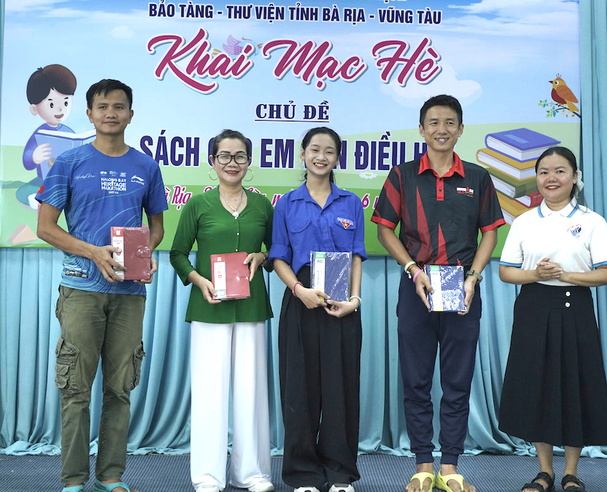 Ban tổ chức tặng sách đến các khách mời tham gia chương trình.