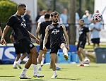 Manchester City về làng chinh phục thế giới