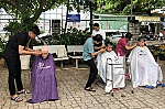 Cắt tóc, tặng quà người già neo đơn