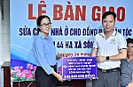 Bàn giao công trình sửa nhà cho 12 hộ đồng bào dân tộc