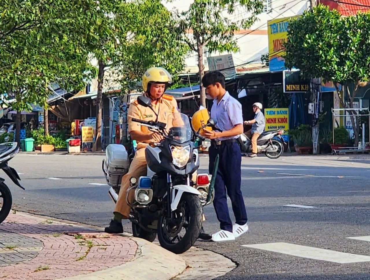 Cảnh sát hỗ trợ thí sinh quên mang thẻ dự thi