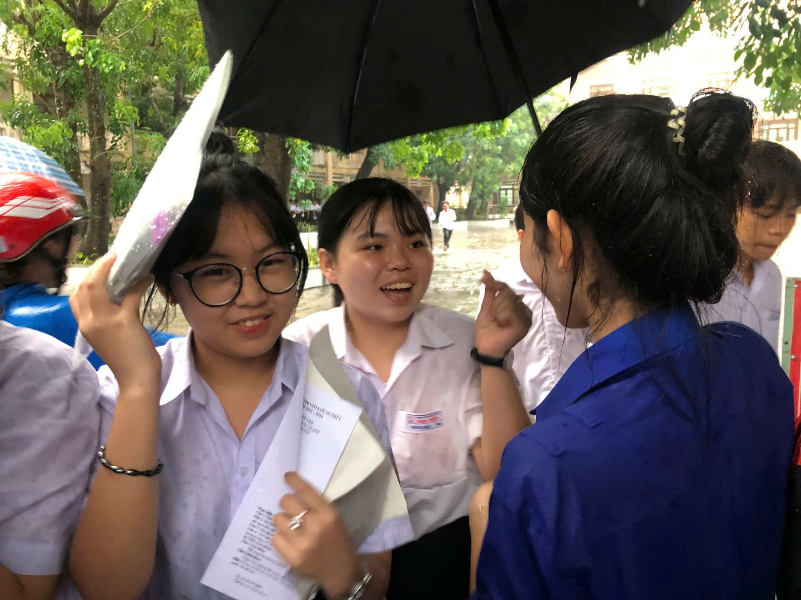 Thí sinh gặp khó, có tình nguyện viên lo