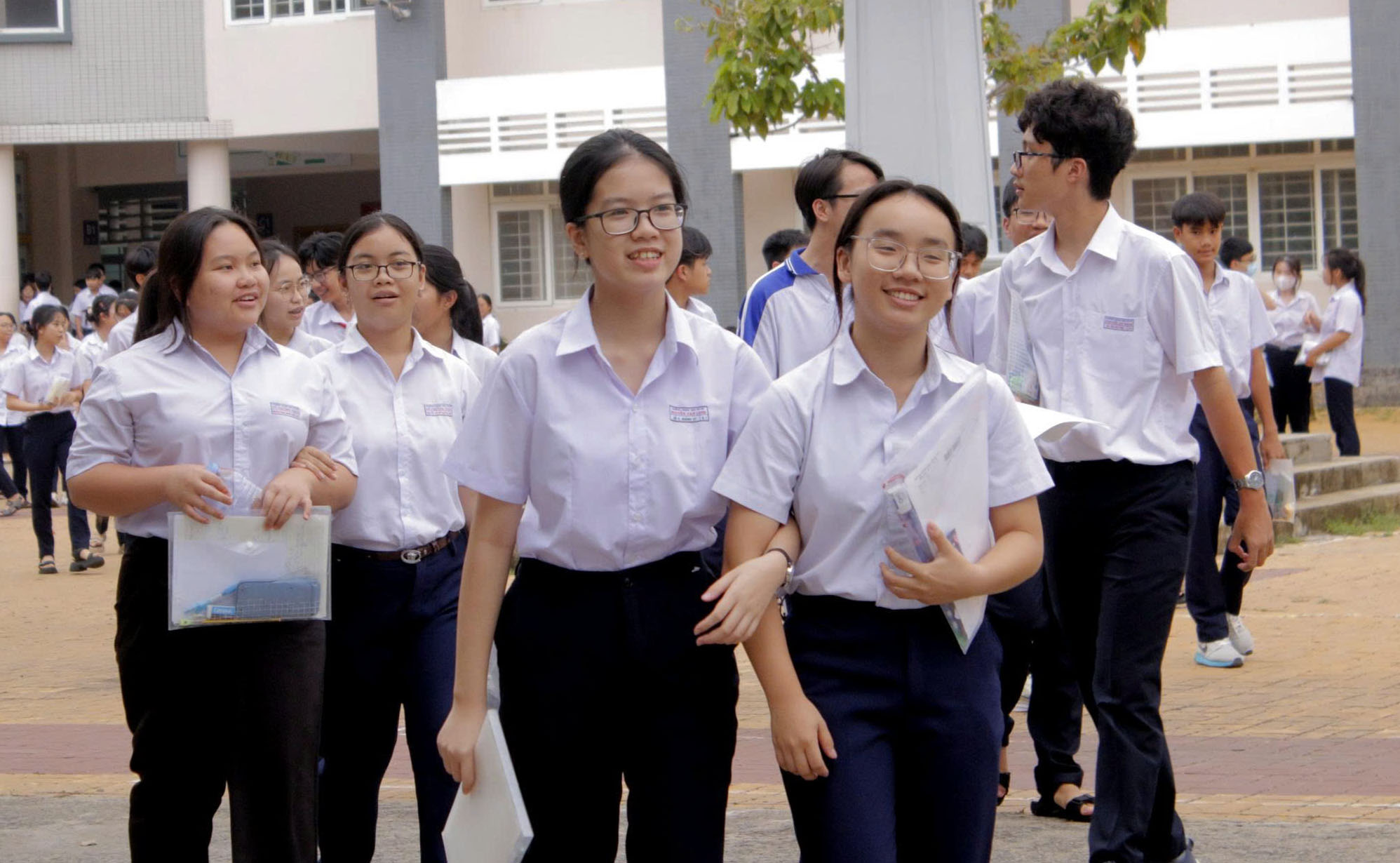 Thí sinh vượt qua thử thách các bài thi chuyên