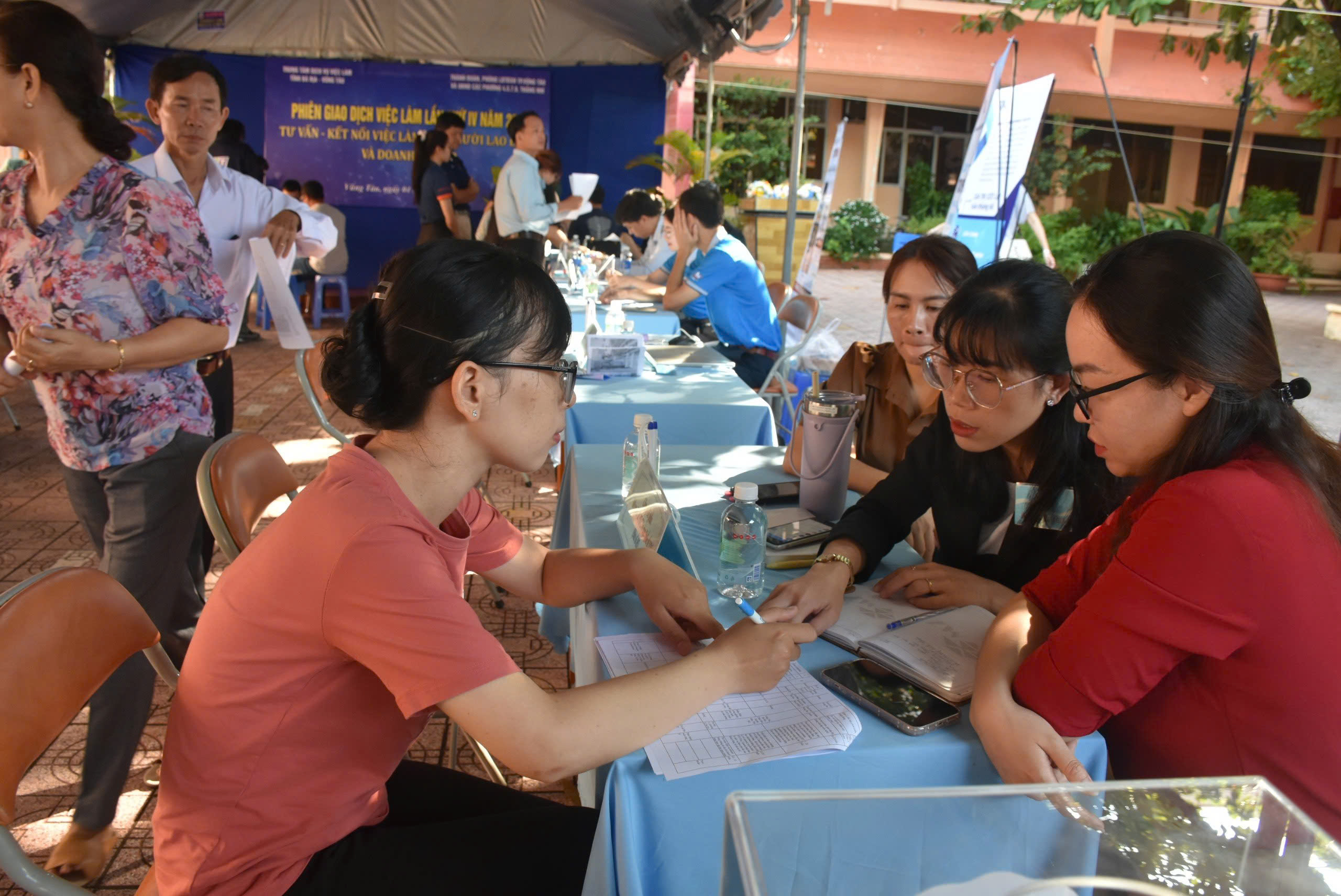 Kết nối việc làm hỗ trợ công chức, viên chức dôi dư