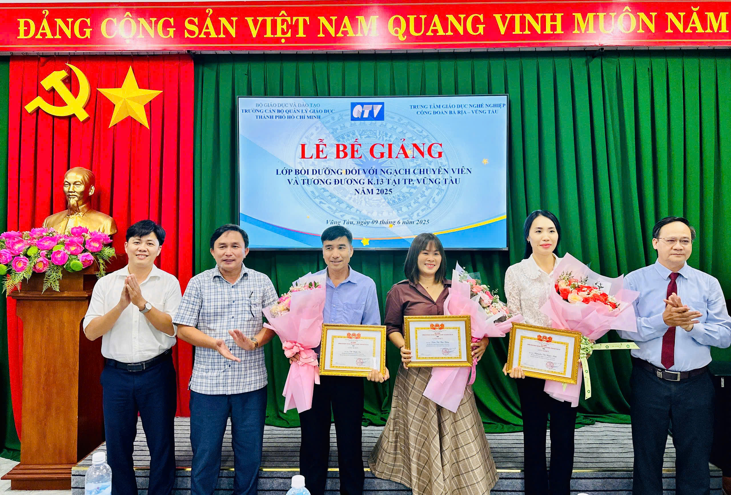 Bế giảng lớp bồi dưỡng ngạch chuyên viên và tương đương khóa 13
