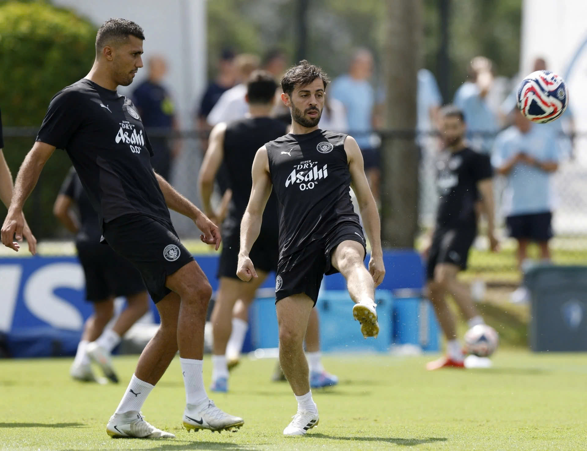 Manchester City về làng chinh phục thế giới