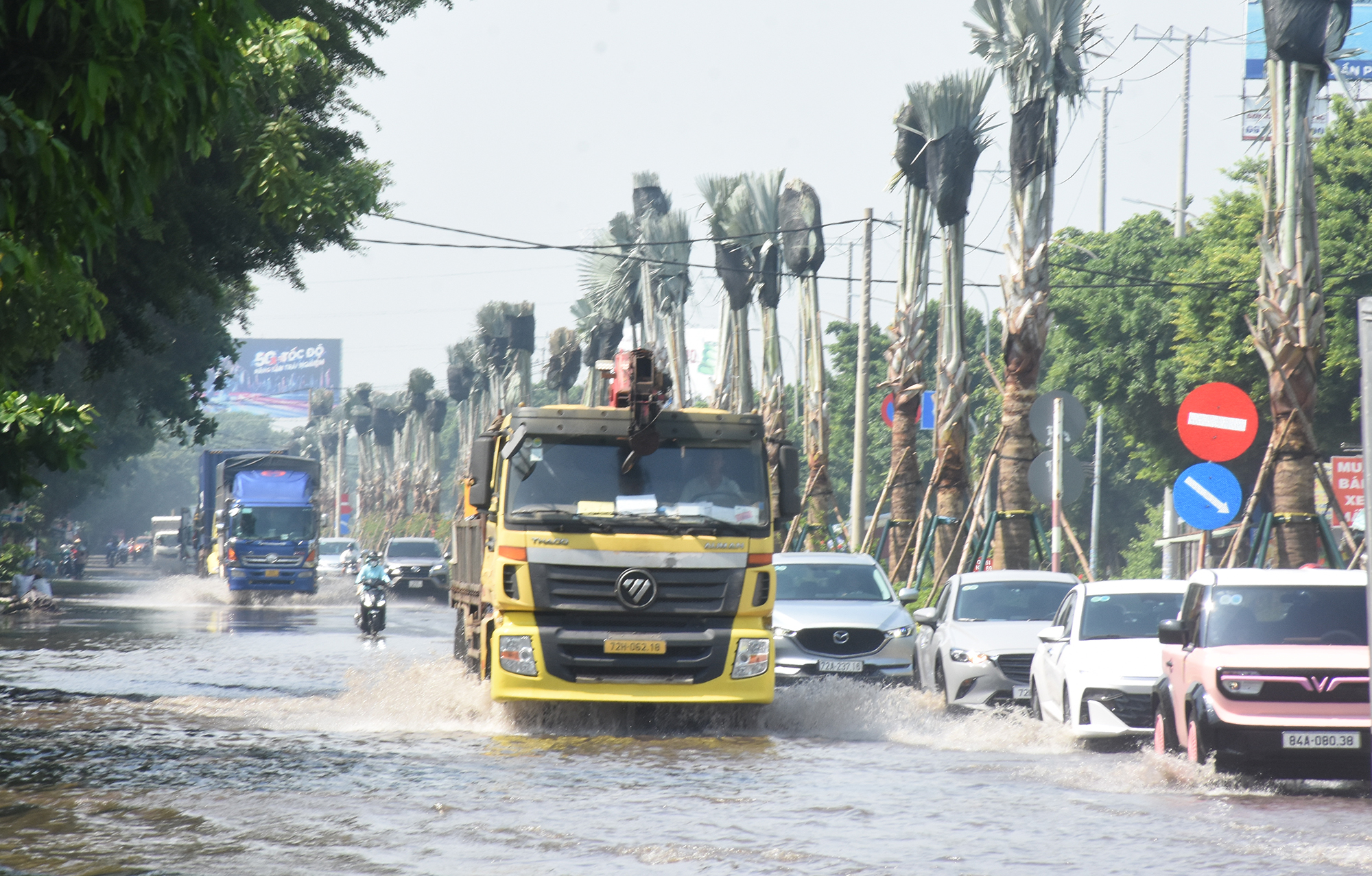 Kiểm tra, xử lý ngập dưới chân cầu Cỏ May