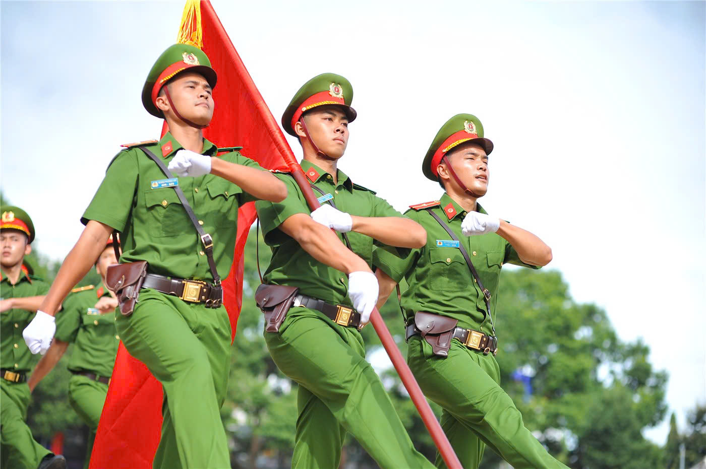 Trái tim sau tấm áo ngành