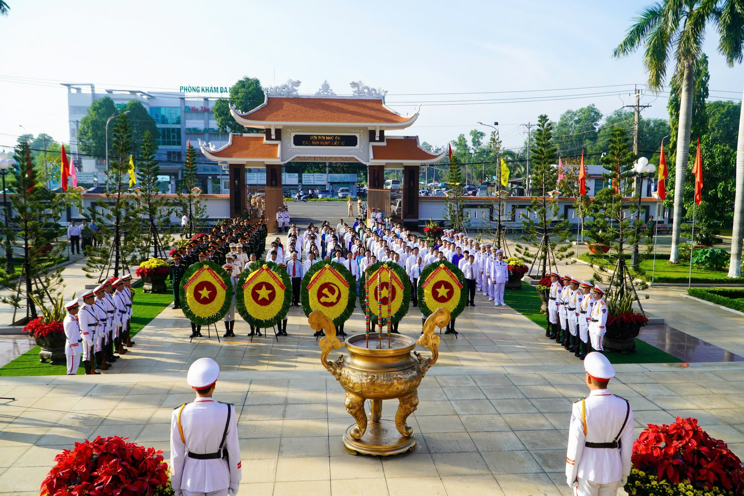 Lãnh đạo tỉnh viếng Nghĩa trang Liệt sĩ