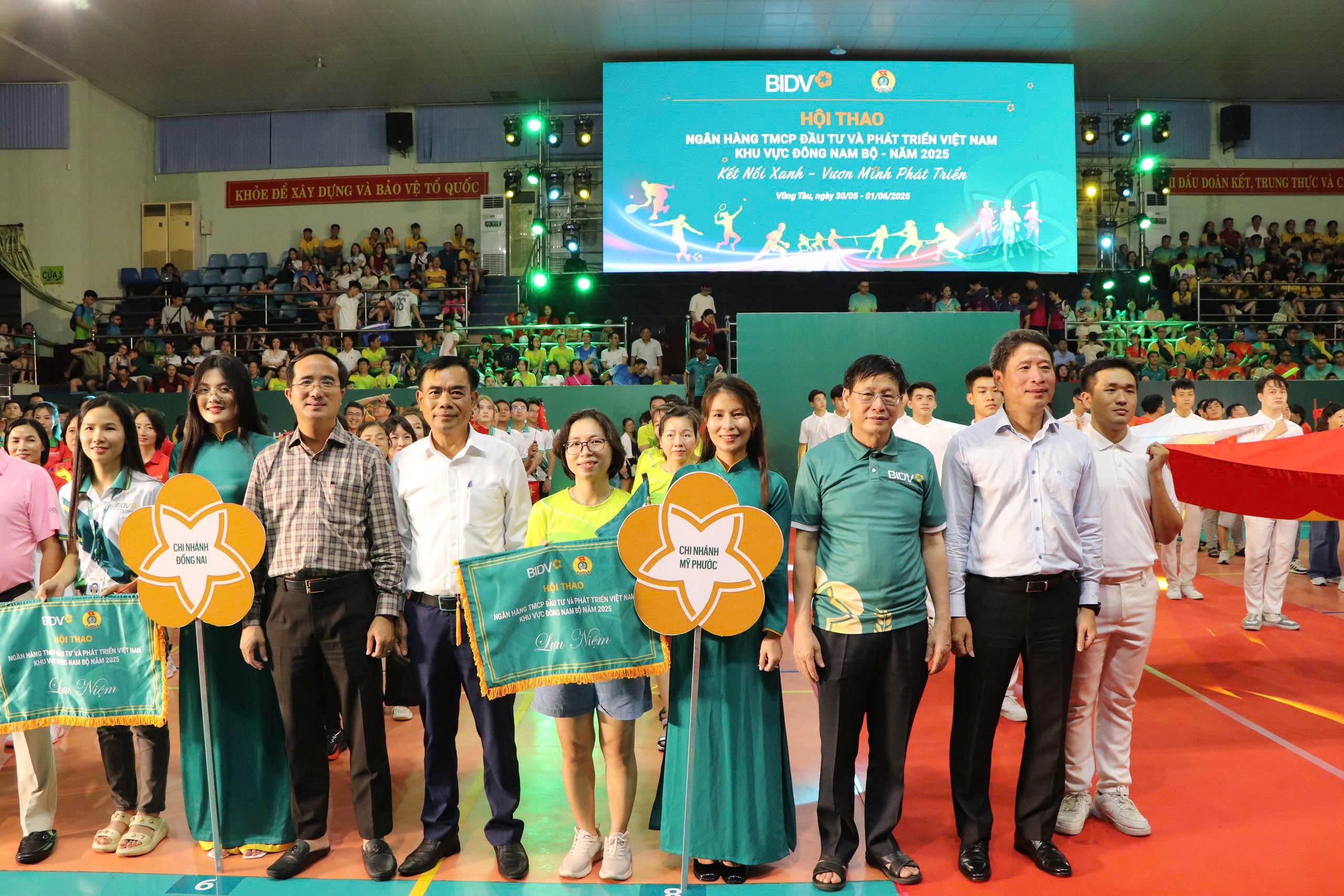 Ông Lê Ngọc Khánh- Phó Chủ tịch UBND tỉnh, lãnh đạo BIDV Việt Nam tặng cờ lưu niệm cho các đoàn tham dự hội thao.  