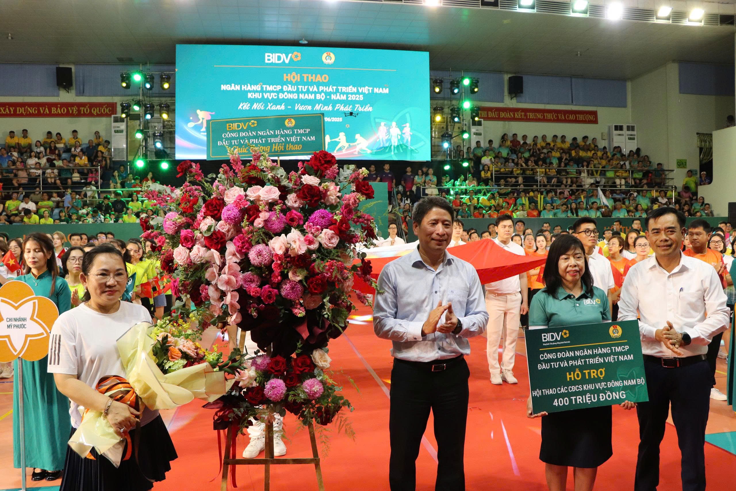 Lãnh đạo BIDV Bà Rịa- Vũng Tàu (đơn vị đăng cai) nhận hoa và bảng tượng trưng hỗ trợ của Công đoàn BIDV Việt Nam