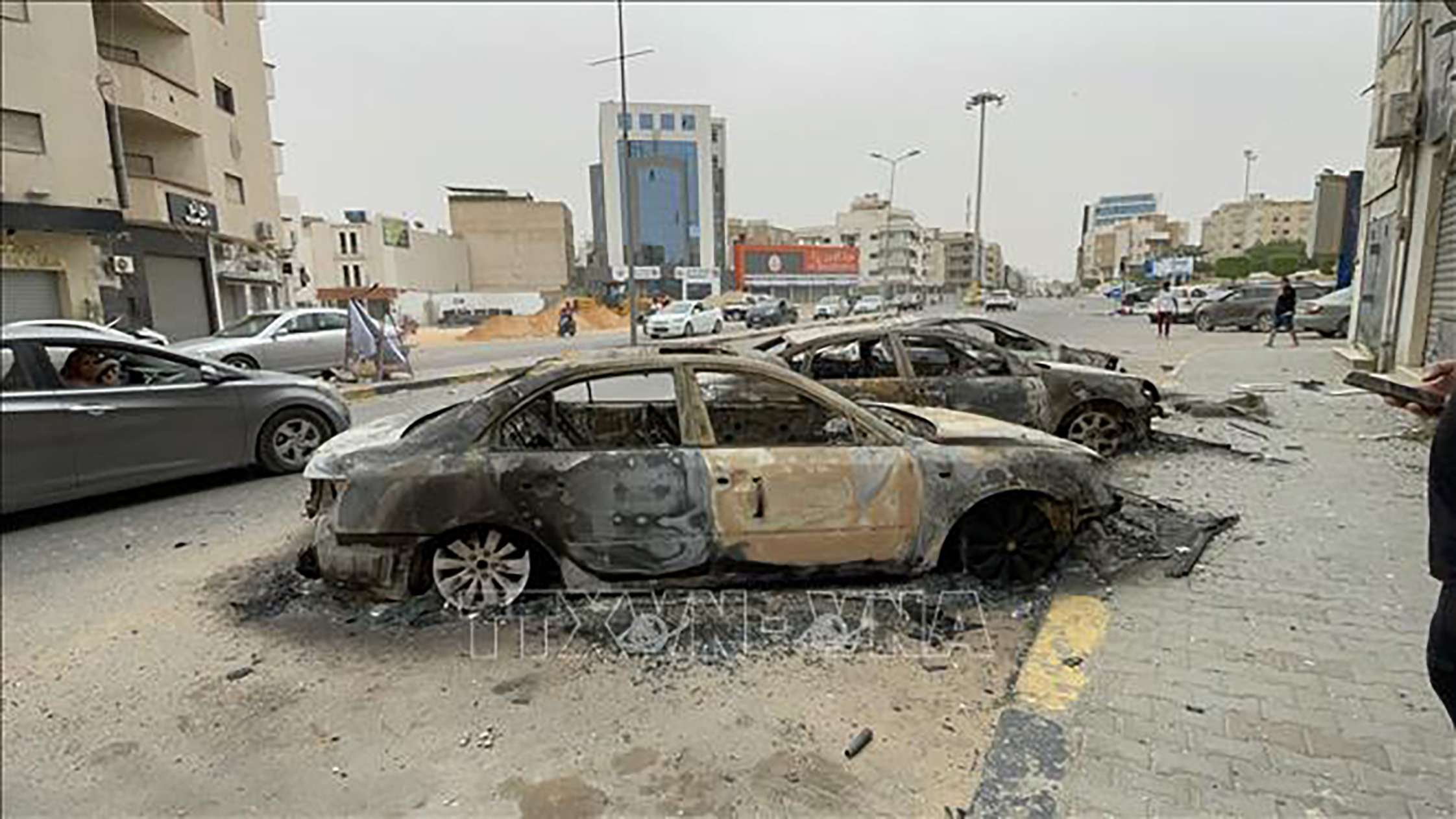 Phương tiện bị phá hủy sau cuộc đụng độ tại Tripoli, Libya.