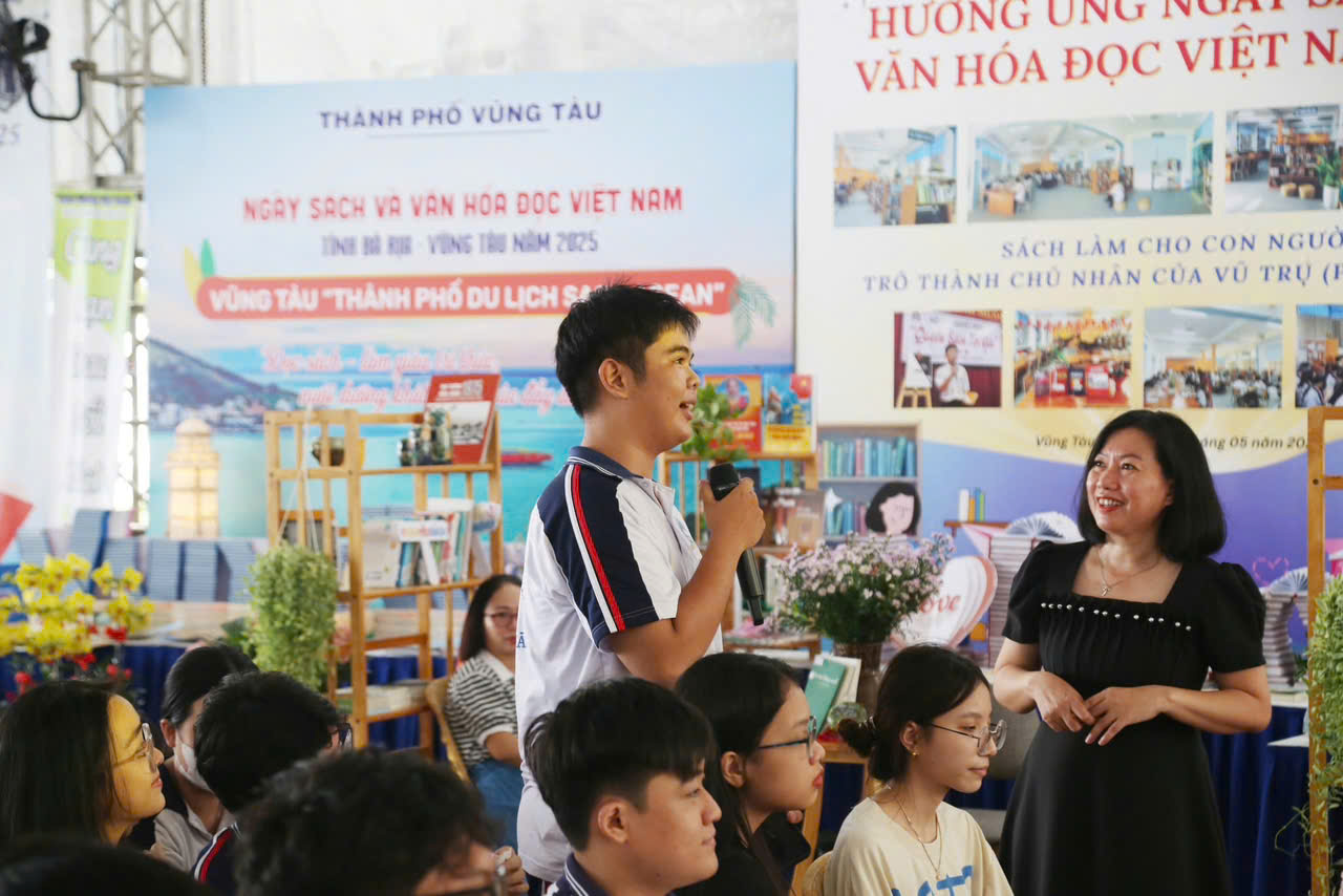 Học sinh giao lưu sách với diễn giả Thái Song Khê trong chương trình ngày Sách và Văn hóa đọc ngày 31/5.