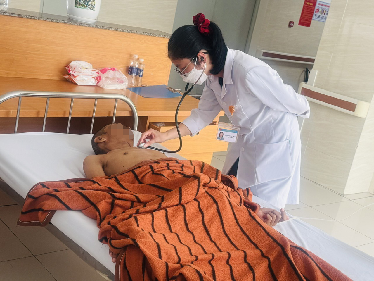 Bác sĩ Bệnh viện Vũng Tàu chăm sóc chu đáo cho một bệnh nhân chưa liên hệ được với người thân.