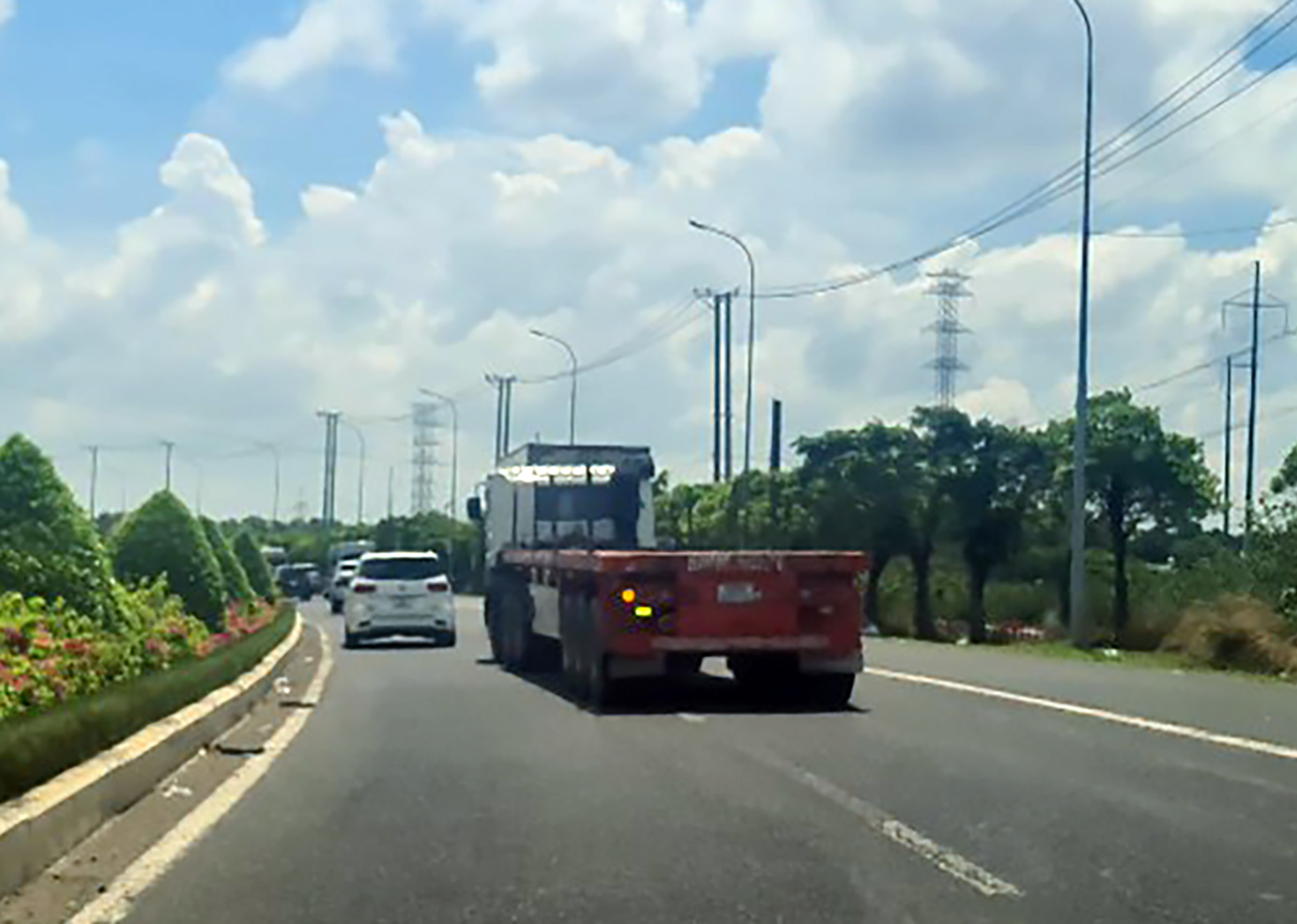 Nhiều xe đi thẳng vẫn dừng trong làn chỉ được phép rẽ trái. Ảnh minh họa