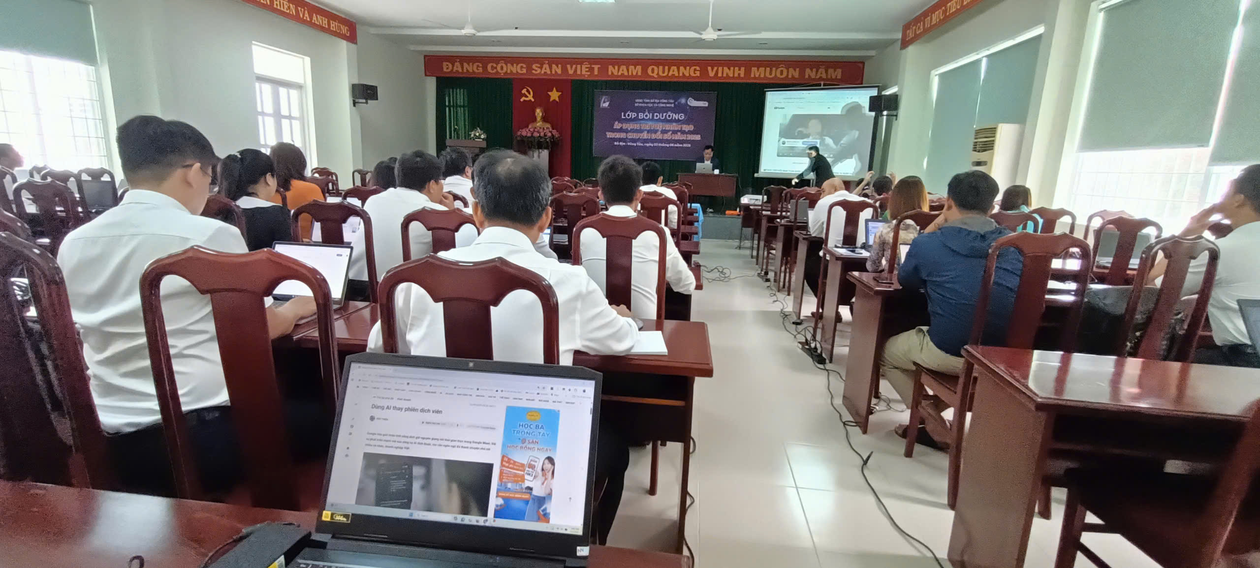 Lớp bồi dưỡng áp dụng AI trong chuyển đổi số năm 2025.