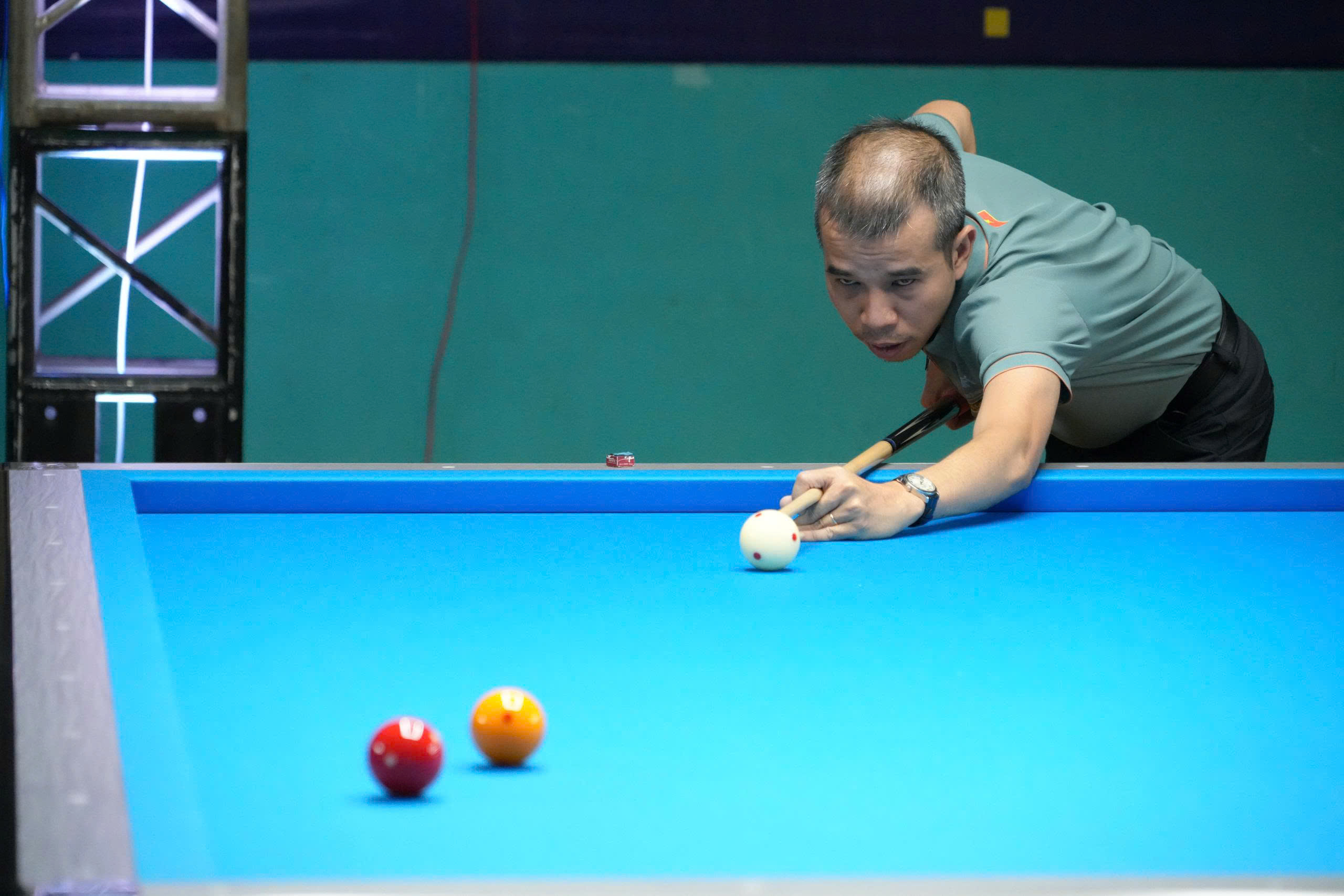 Cơ thủ Trần Quyết Chiến (TP.Hồ Chí Minh), cơ thủ hàng đầu Việt Nam đã có trận thắng nhẹ nhàng trước đồng đội Dương Thanh Tâm trong ngày thi đấu đầu tiên.