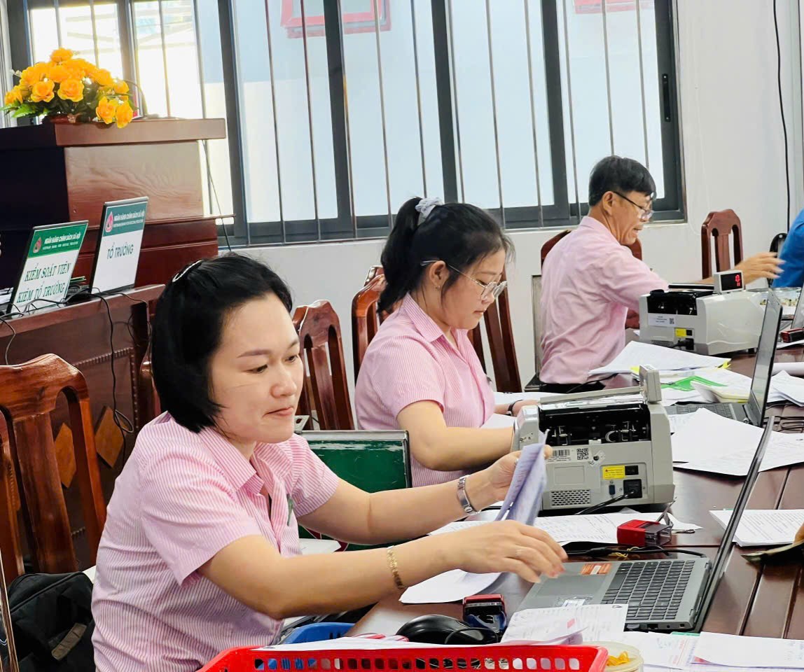 Nhân viên Phòng giao dịch NHCSXH huyện Xuyên Mộc thực hiện các giao dịch cho khách hàng vay vốn.