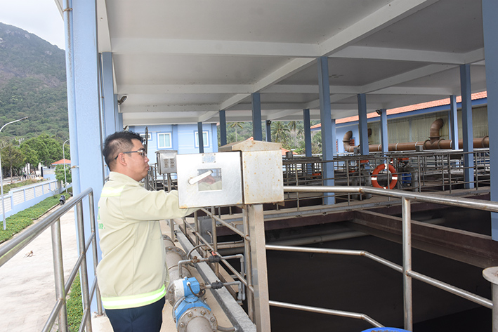 Công nhân vận hành thiết bị tại Nhà máy thu gom và xử lý nước thải khu trung tâm huyện Côn Đảo.