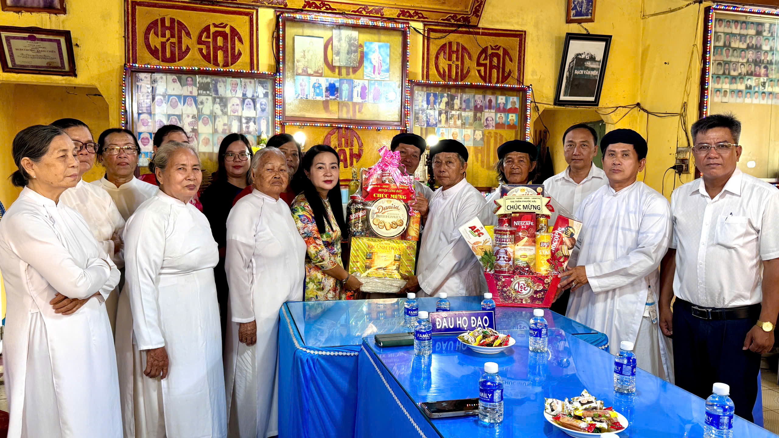 Bà Mai Thị Thúy Hằng, Chủ tịch UBMTTQ Việt Nam  huyện Long Đất thăm, tặng quà tại Thánh thất Phước Hải.