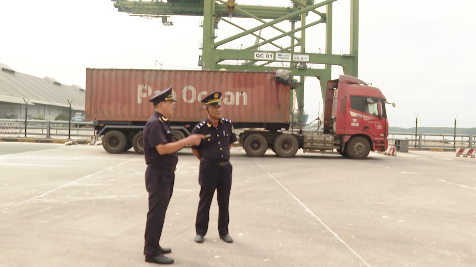 Công chức Hải quan cửa khẩu cảng Cái Mép kiểm tra hàng container tại cảng biển.