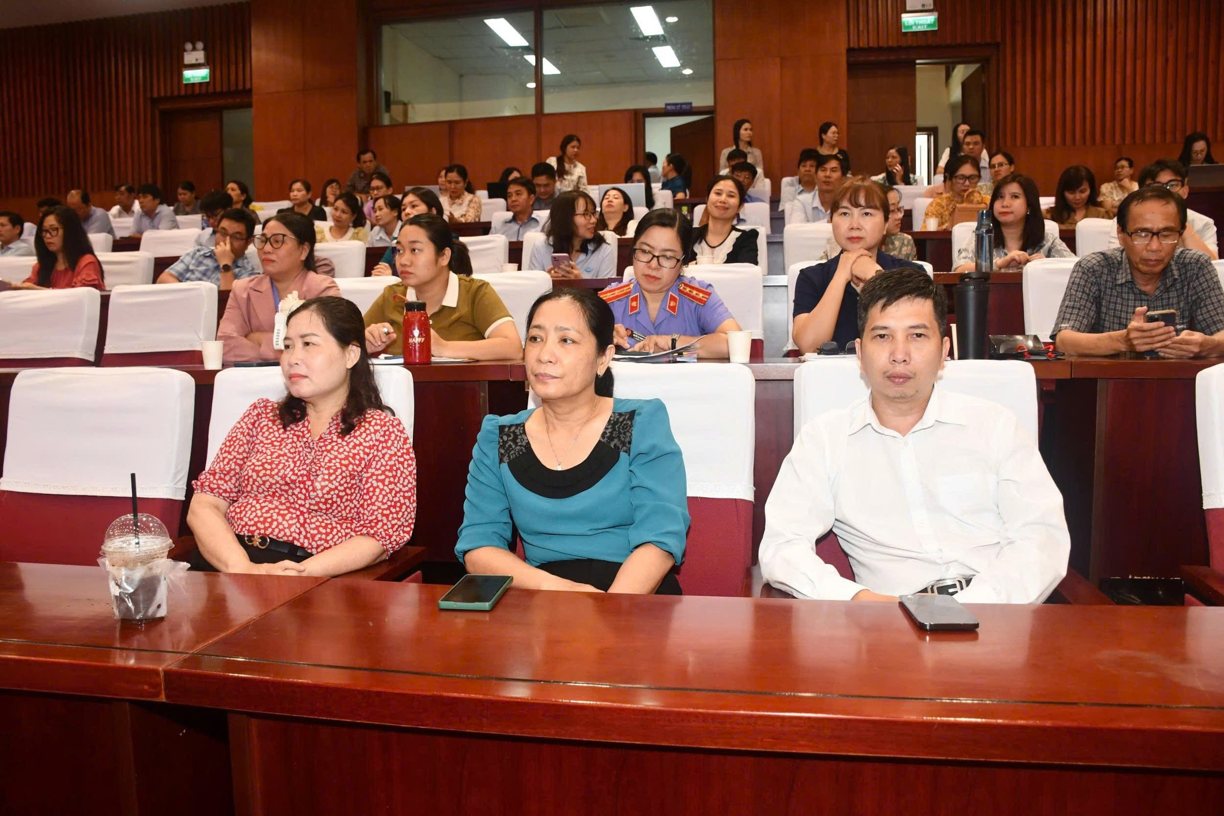 Các cán bộ, đảng viên tham dự hội nghị.