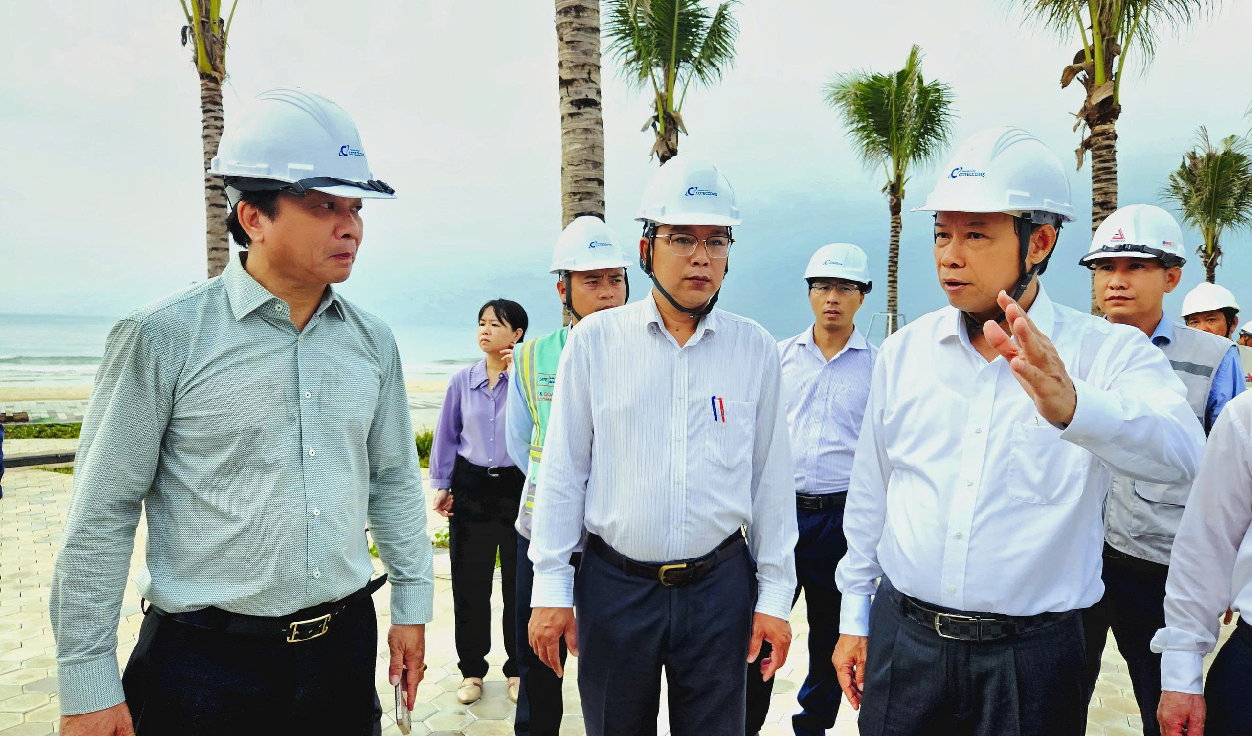 Ông Nguyễn Văn Thọ, Chủ tịch UBND tỉnh  kiểm tra thực tế tiến độ thi công dự án tại công trường.