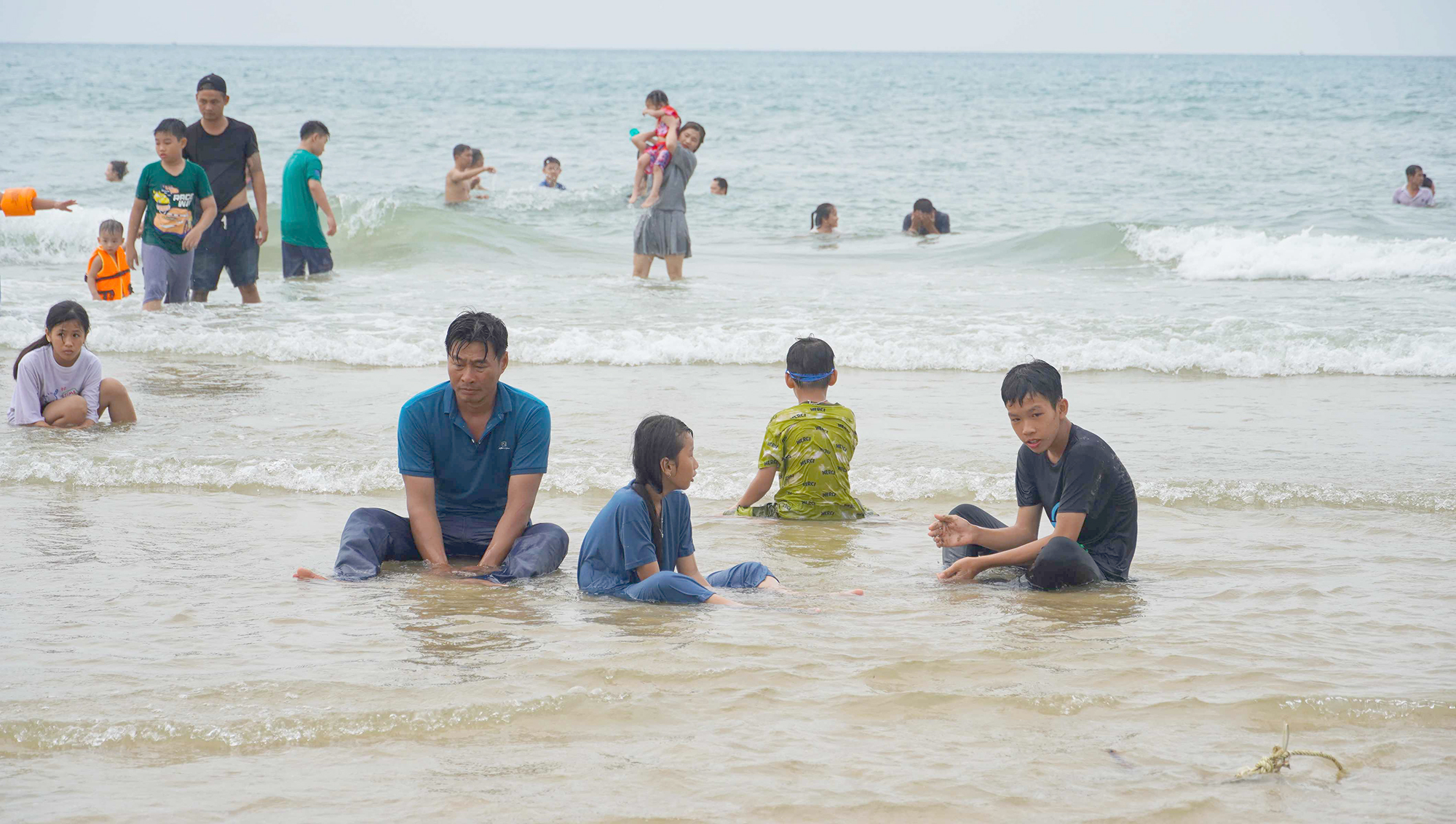 Biển Bãi Sau đã hoàn toàn sạch đẹp, được nhiều khách du lịch đến vui chơi, tắm biển vào cuối tuần vừa qua