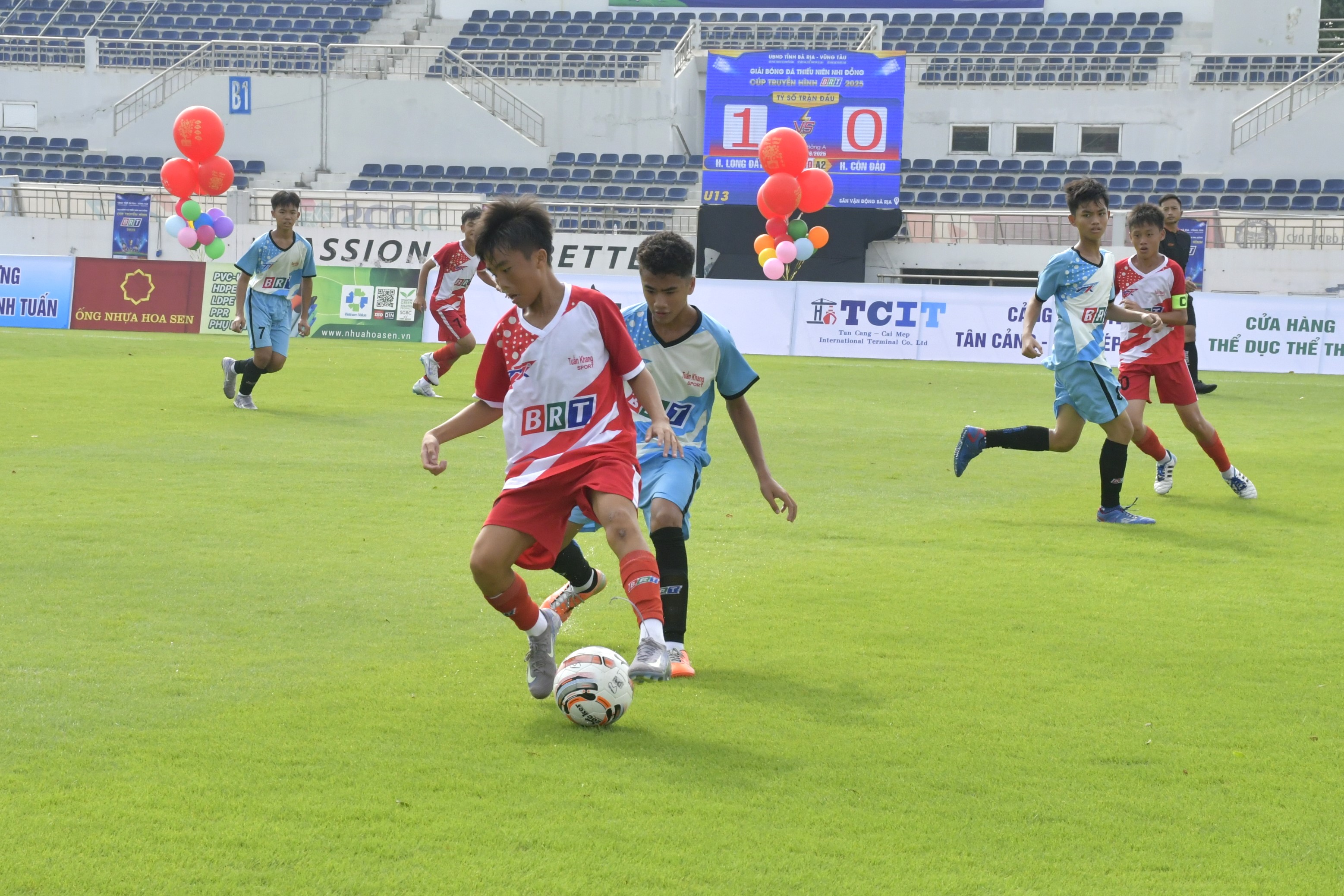 Trận đấu khai mạc giữa U13 Côn Đảo gặp U13 Long Đất.
