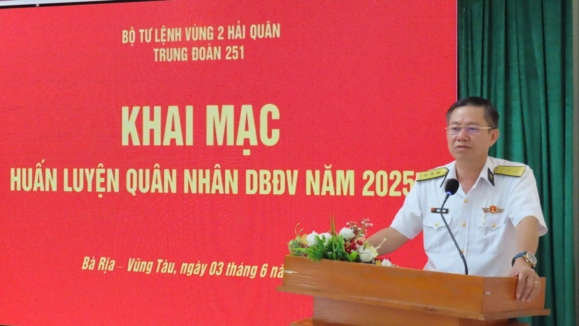 Thượng tá Hoàng Văn Minh, Phó Trung đoàn trưởng, Tham mưu trưởng Trung đoàn 251 dự và phát biểu.