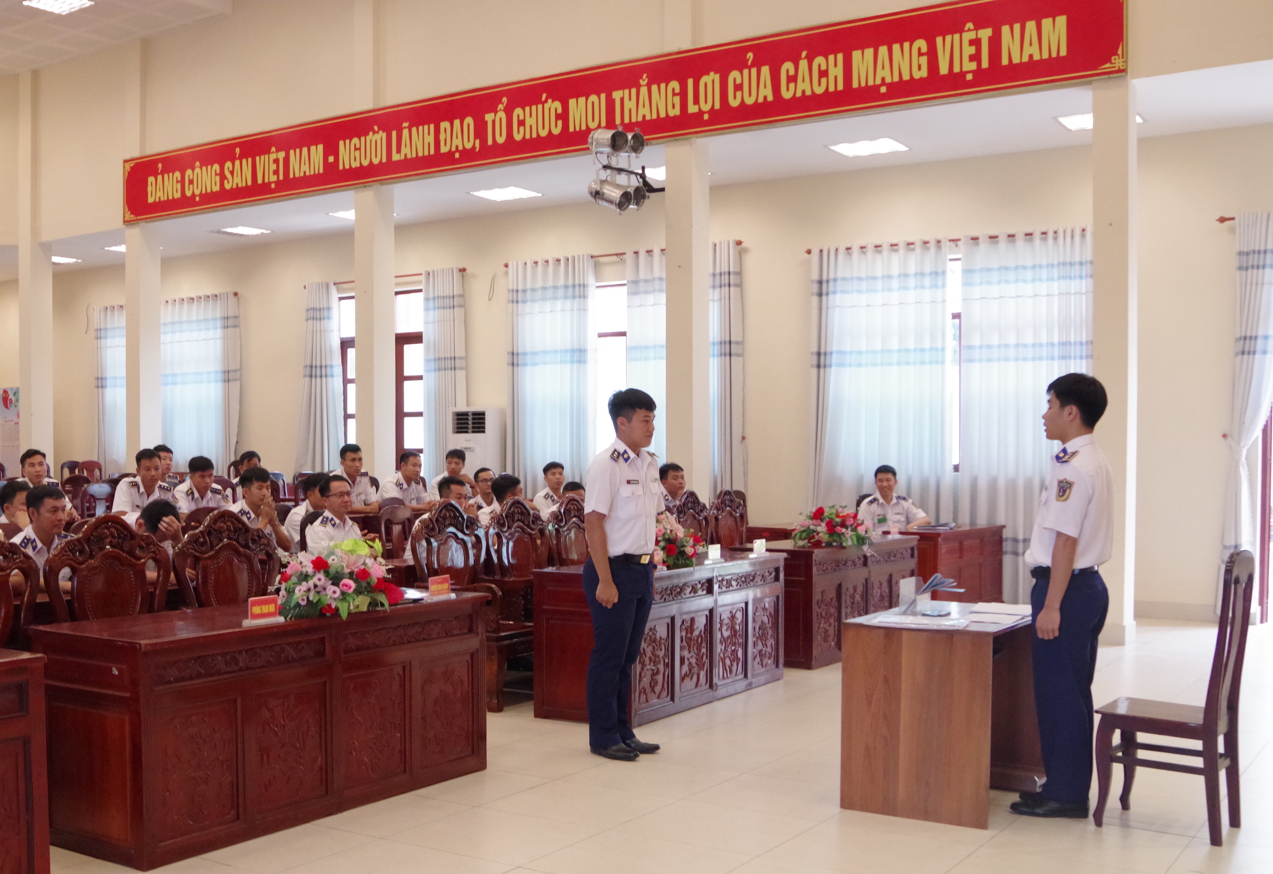 Các thi sinh thi thực hành điều lệnh đội ngũ tay không.