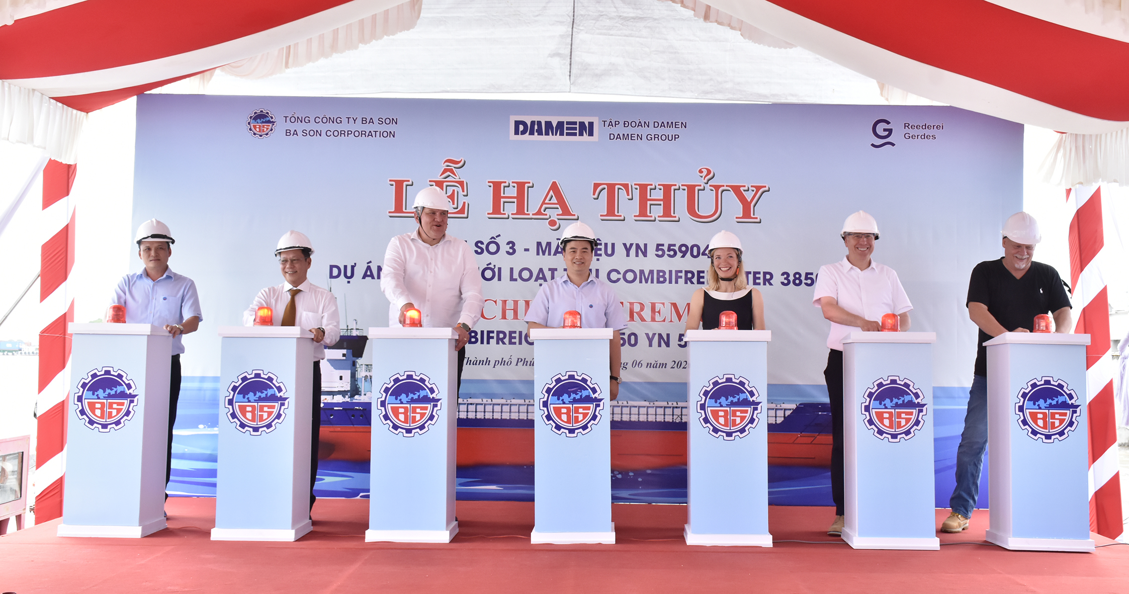 Đại diện Tập đoàn Damen, chủ tàu và Tổng Công ty Ba Son nhấn nút phát lệnh hạ thủy tàu HOLGER G.