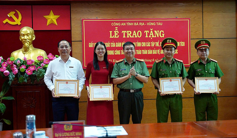 Đại tá Lương Đức Minh, Phó Giám đốc Công an tỉnh khen thưởng đối với 2 tập thể và 2 cá nhân có thành tích xuất sắc trong việc ngăn chặn đối tượng sử dụng công nghệ cao và không gian mạng để chiếm đoạt tài sản xảy ra tại Ngân hàng Nông nghiệp và Phát triển nông thôn Agribank chi nhánh TP.Vũng Tàu.