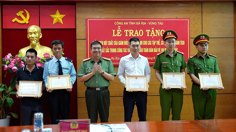 Đại tá Lượng Đức Minh, Phó Giám đốc Công  an tỉnh 5 cá nhân có thành tích xuất sắc trong việc bắt đối tượng cướp ngân hàng xảy ra tại Phòng giao dịch Ngân hàng Eximbank (phường 11, TP.Vũng Tàu).