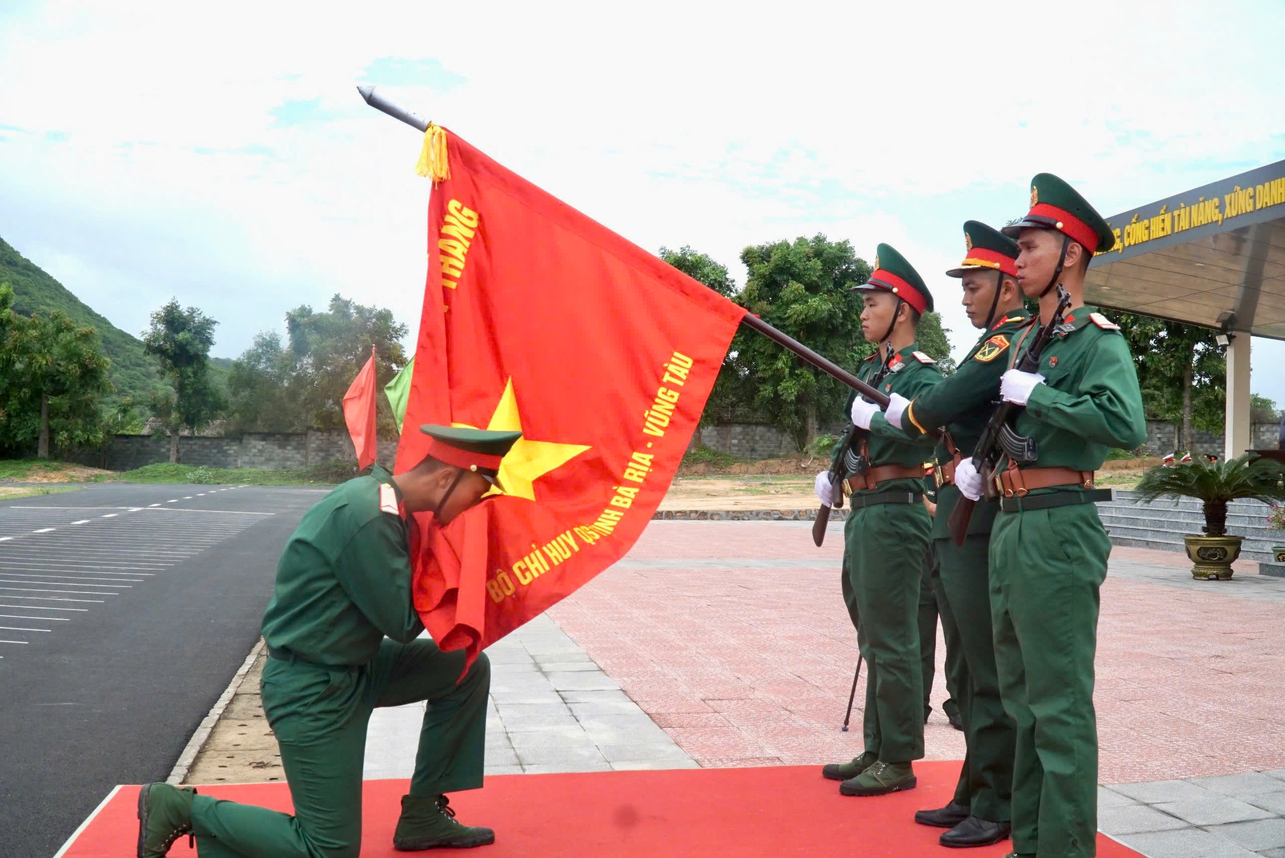 Chiến sĩ mới tuyên thệ dưới Quân kỳ Quyết thắng.