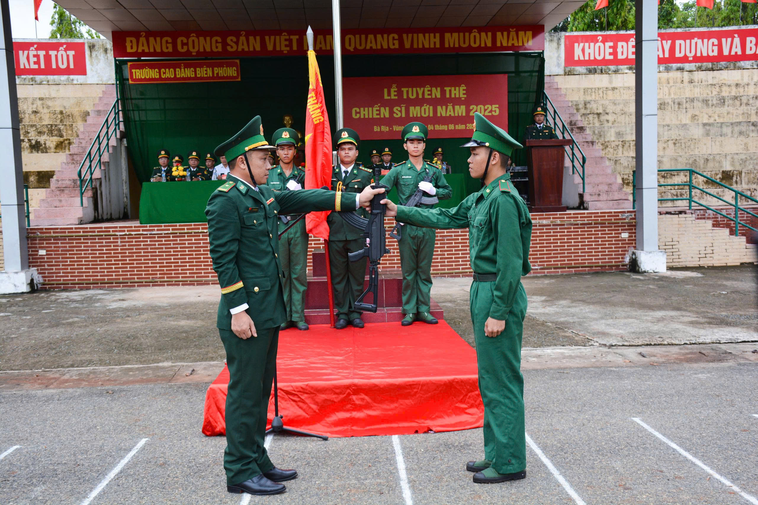 Thực hiện nghi thức trao vũ khí cho chiến sĩ mới tại Trường Cao đẳng Biên phòng (cơ sở 2). Ảnh: VƯƠNG LÂM