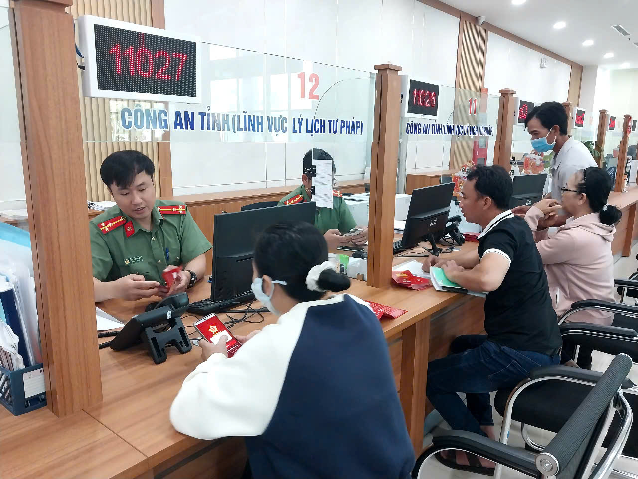 Công an tỉnh giải quyết thủ tục cấp lý lịch tư pháp cho người dân. 