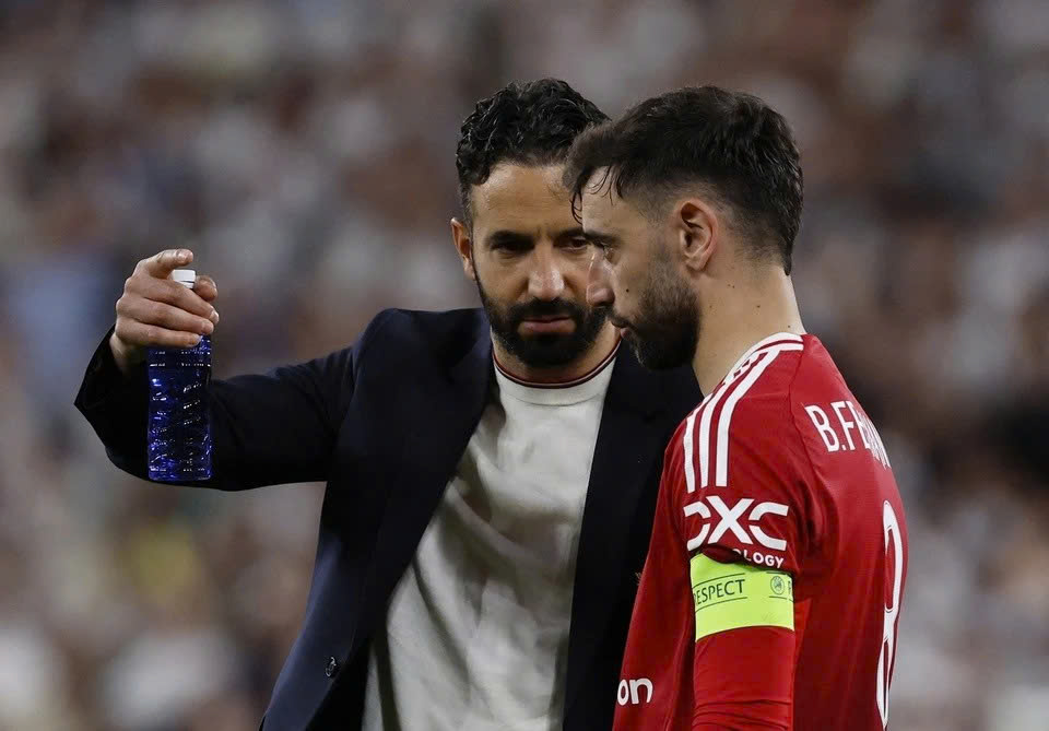 Đội trưởng Bruno Fernandes đã từ chối mức đãi ngộ khổng lồ từ Al Hilal để ở lại cùng Manchester United tái thiết lại đội bóng.