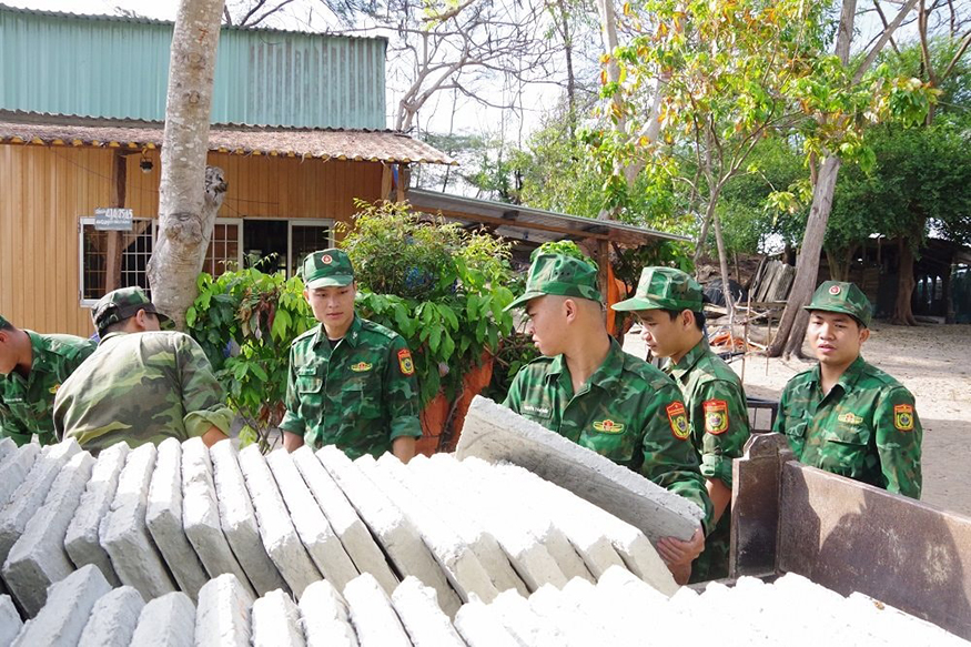 Cán bộ, chiến sĩ Đồn Biên phòng Chí Linh chung tay xây dựng công trình nước sạch cho gia đình bà Nguyễn Thị Ngọc Liên, ở phường 10, TP.Vũng Tàu.