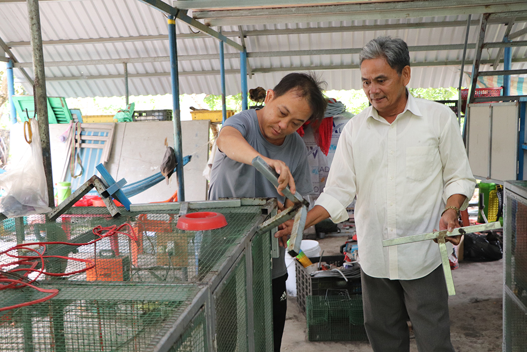 Anh Lưu Quốc Đống tự mày mò học nghề cắt, hàn để sản xuất những vật dụng đơn giản.