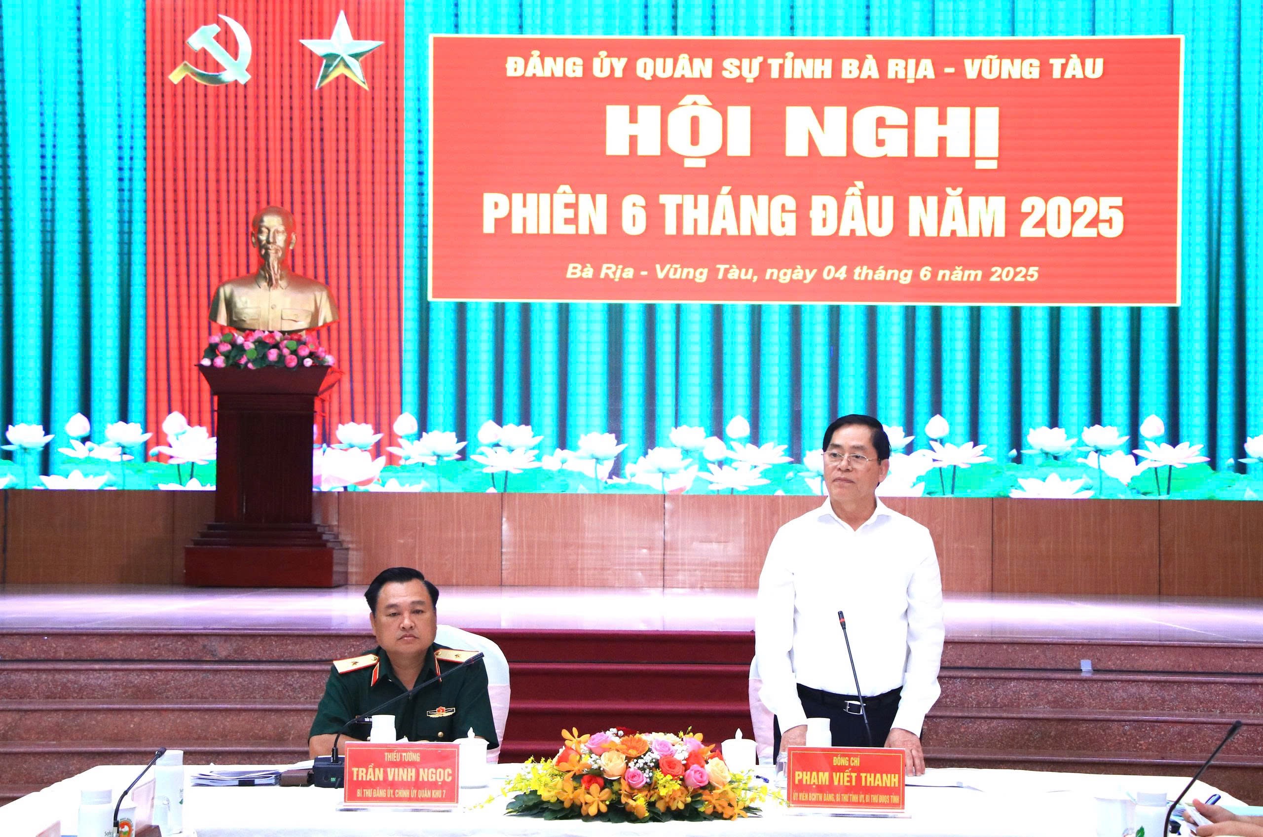 Ông Phạm Viết Thanh, Ủy viên Trung ương Đảng, Bí thư Tỉnh ủy, Chủ tịch HĐND tỉnh, Bí thư Đảng ủy Quân sự tỉnh phát biểu tại hội nghị.