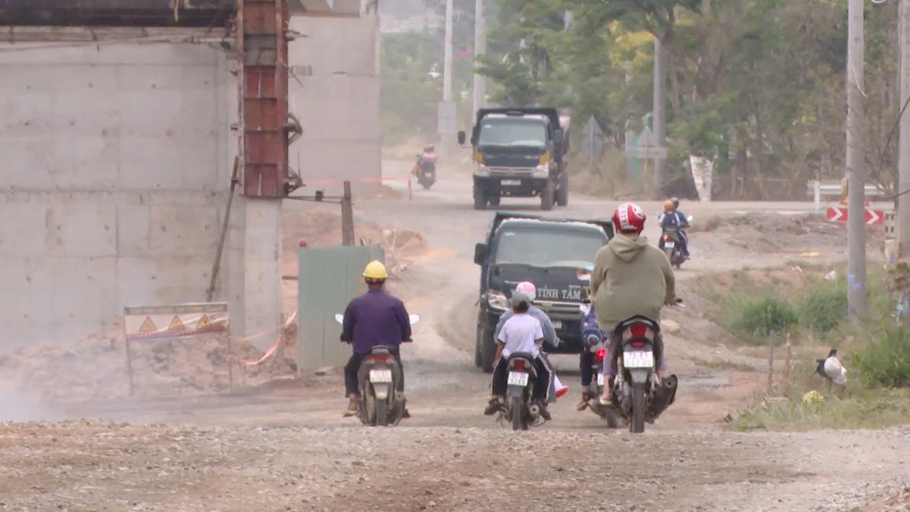 Đường 31, xã Châu Pha đoạn cắt ngang cầu vượt cao tốc hư hỏng, gây khó khăn cho người dân.