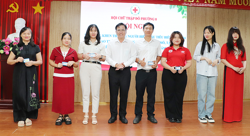  Ông Nguyễn Hồ Thanh Thủy, Chủ tịch Hội Chữ thập đỏ TP.Vũng Tàu trao thẻ tới các tình nguyện viên đăng ký hiến mô, tạng.