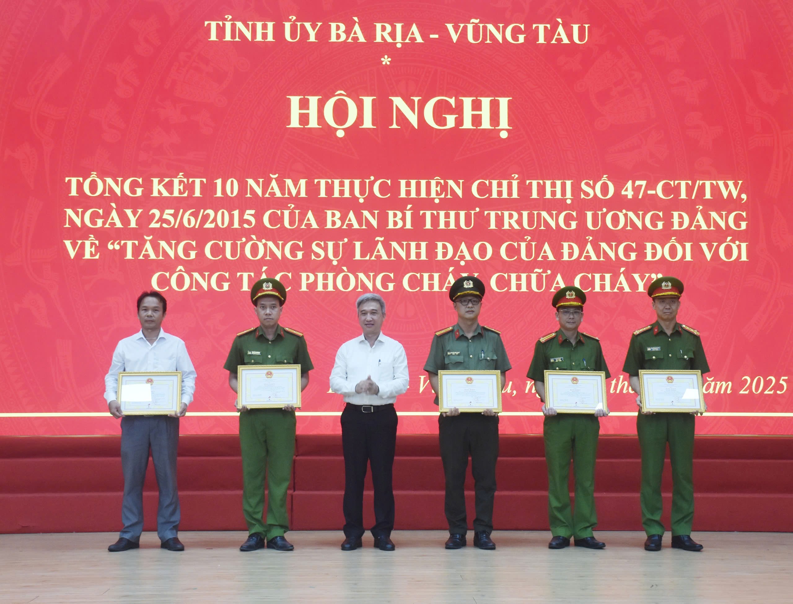 Ông Đặng Minh Thông, Phó Chủ tịch UBND tỉnh tặng Bằng khen cho các cá nhân.